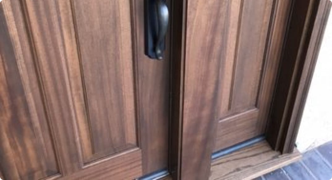 Detail shot of timberframe option on Allure doors.