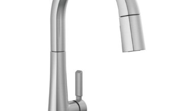Delta faucet Monrovia™ Single Handle Pull-down Kitchen Faucet