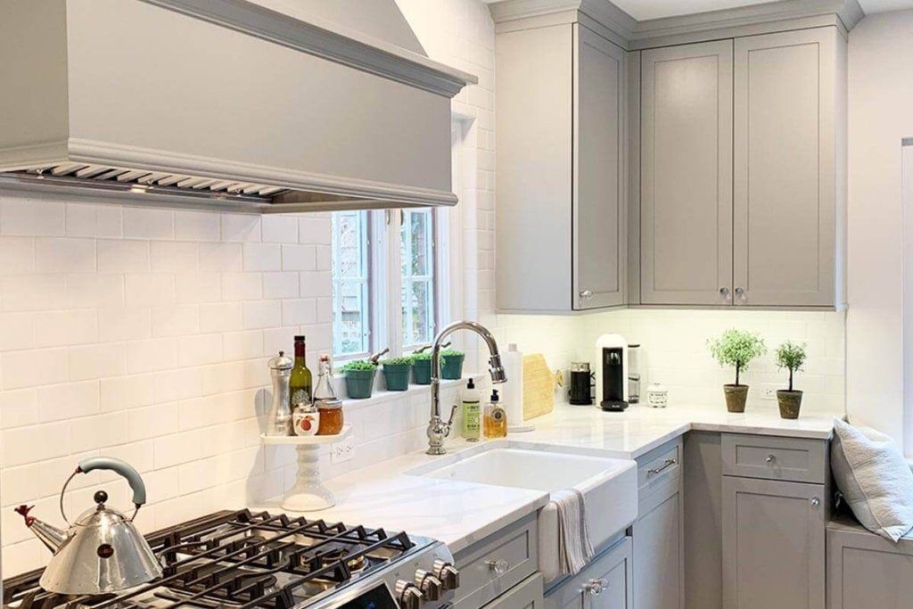 Functional lived-in kitchen featuring Allure Shaker with Ogee doors in Haze