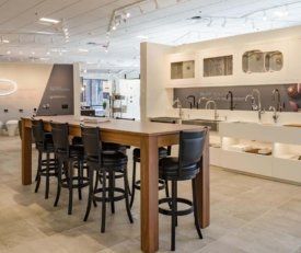 interior shot of kohler palatine showing the chair set up and some faucet choices